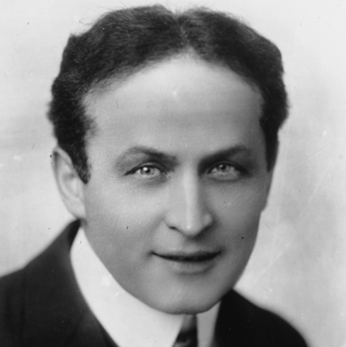 How tall is Harry Houdini?